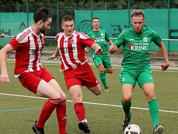 Der Sander Thorsten Schlereth (rechts) dringt hier gefährlich in den Gästestrafraum ein; das bedeutet Gefahr für (von links) die Fuchsstädter Sebastian Bartel und Fabian Lieb. Foto: Günther Geiling