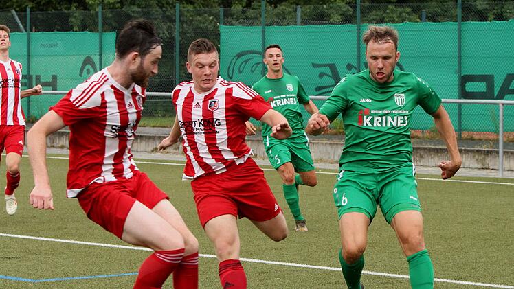 Der Sander Thorsten Schlereth (rechts) dringt hier gefährlich in den Gästestrafraum ein; das bedeutet Gefahr für (von links) die Fuchsstädter Sebastian Bartel und Fabian Lieb. Foto: Günther Geiling