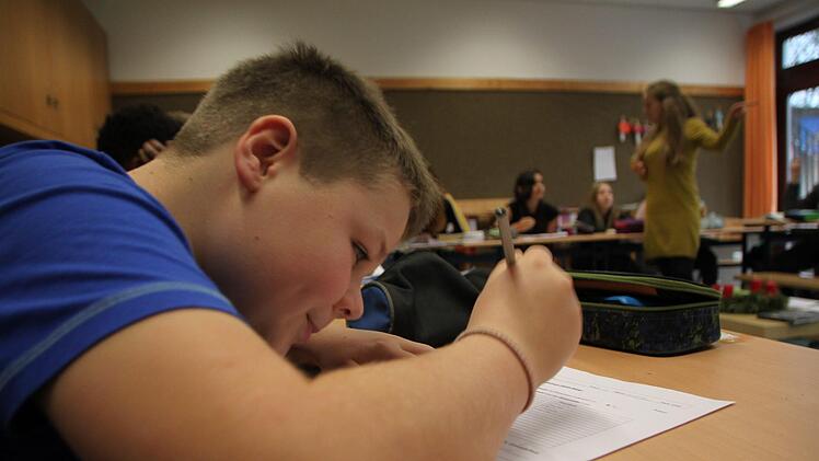 Markus überlegt: Wie heißen die 16 Bundesländer und ihre Hauptstädte noch einmal? Foto: Ulrike Müller