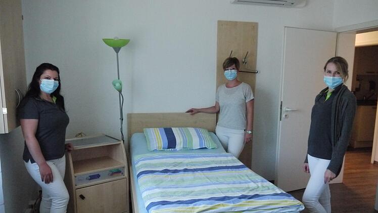 Die Fachassistentinnen Sirusch Sardarjan und Sindy Scholz sowie Annika Dumproff, die das Schlaflabor tagsüber betreut, in einem Zimmer des Kronacher Schlaflabors (von links). Foto: Rebecca Vogt