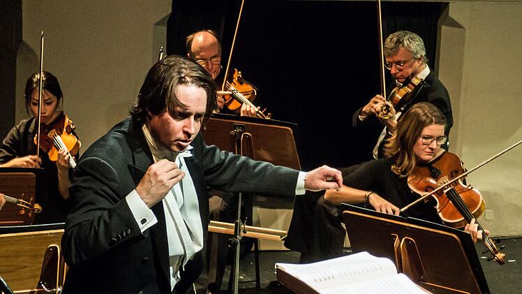 'Impressionen vom Sinfoniekonzerte "All'italiana" im Landestheater Coburg. Am Dirigentenpult stand Coburgs neuer Generalmusikdirektor Daniel Carter.Foto: Jochen Berger