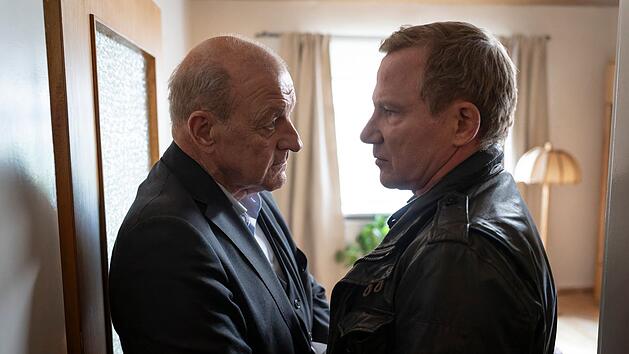 Die Figur des Kommissars Overbeck (Roland Jankowsky, rechts) gewinnt zunehmend an Bedeutung. Und sie entwickelt sich von der Karikatur zum echten Typen. Links: Privatdetektiv Wilsberg (Leonard Lansink).