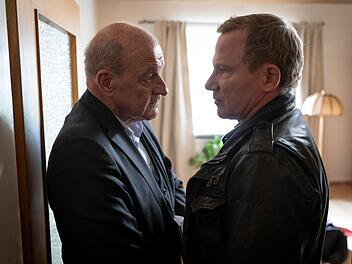 Die Figur des Kommissars Overbeck (Roland Jankowsky, rechts) gewinnt zunehmend an Bedeutung. Und sie entwickelt sich von der Karikatur zum echten Typen. Links: Privatdetektiv Wilsberg (Leonard Lansink).