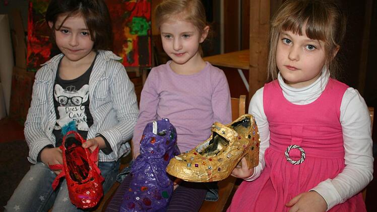 Luisa (Mitte) hat sogar die Schnürsenkel des sportlichen Schuhs mit eingearbeitet, Emma (links) und Laura haben elegante Damenschuhe verschönert. Foto: Daniela Röllinger