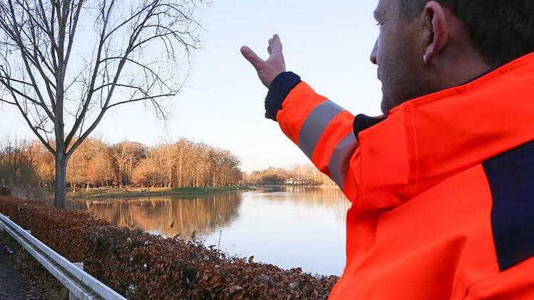 Michael Gerencser vom Bamberger Garten- und Friedhofsamt zeigt in Richtung des ersten Biber-Revier in Bug. Foto: Barbara Herbst