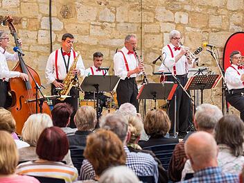 Die Old Beertown Jazzband bei der "Moonlight Serenade" 2014 in Thurnau in der Besetzung (von links) Conny Fischer Andreassohn (Kontrabass), Wolfgang Schrepfer (Saxophon), Jochen Haueißen (Schlagzeug), Sepp Roth (Klarinette), Harald Hensel (Trompete), Jürgen Punzet (Gitarre, verdeckt) und Udo Koch (Posaune). Fotos: Günther Karittke/privat