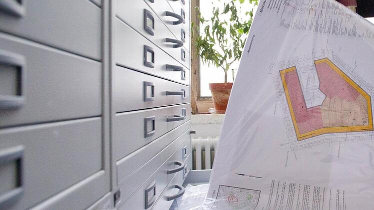 In einem Bebauungsplan ist jedes Grundstück eingezeichnet. Er regelt, wie darauf gebaut werden darf. Ein Flächennutzungsplan wiederum ist baurechtlich das Werk, aus dem heraus sich jeder neue Bebauungsplan entwickelt. Scheßlitz ist die einzige Gemeinde im Landkreis, die keinen gültigen Flächennutzungsplan hat. Symbolfoto: Franziska Koark/dpa