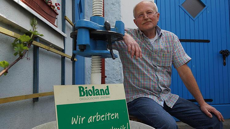 Peter Plewe produziert seit 20 Jahren Biowein. Foto: Arkadius Guzy