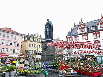 Wochenmarkt in Coburg: Damit die Innenstadt attraktiv bleibt, greift die Stadt dem Einzelhandel in Sachen Online-Auftritt unter die Arme, mit Hilfe des bayerischen Wirtschaftsministeriums. Foto: Jochen Berger/CT-Archiv
