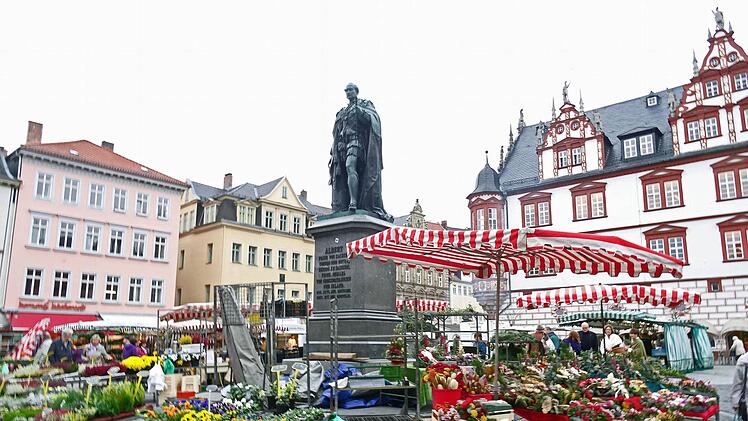 Wochenmarkt in Coburg: Damit die Innenstadt attraktiv bleibt, greift die Stadt dem Einzelhandel in Sachen Online-Auftritt unter die Arme, mit Hilfe des bayerischen Wirtschaftsministeriums. Foto: Jochen Berger/CT-Archiv