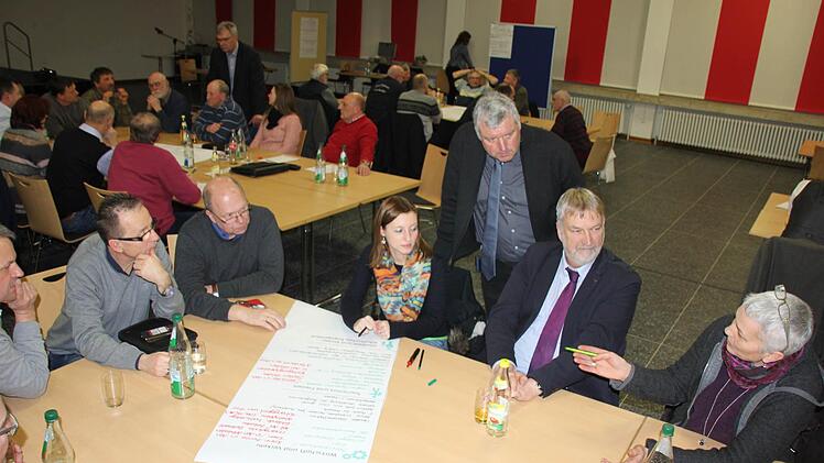 An vielen Tischen wurde heftig diskutiert.