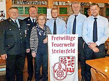 Ehrung bei der Freiwilligen Feuerwehr Steinsfeld - unser Bild zeigt (von links) den Ehrenkommandanten Erich Öchsner, Lothar Ullmann, zweite Bürgermeisterin Isolde Schuck, den ersten Kommandanten Matthias Henneberger, den Vorsitzenden des Feuerwehrvereins, Wolfgang Thein, und den zweiten Kommandanten Dominik Schädler. Foto: Ulrike Langer
