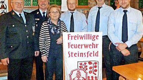 Ehrung bei der Freiwilligen Feuerwehr Steinsfeld - unser Bild zeigt (von links) den Ehrenkommandanten Erich Öchsner, Lothar Ullmann, zweite Bürgermeisterin Isolde Schuck, den ersten Kommandanten Matthias Henneberger, den Vorsitzenden des Feuerwehrvereins, Wolfgang Thein, und den zweiten Kommandanten Dominik Schädler. Foto: Ulrike Langer
