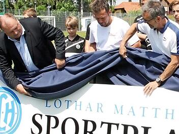 Mit dem FCH-Vorsitzenden Walter Nussel (li.) und dem sportlichen Leiter Rudi Litz (re.) enthüllt Lothar Matthäus das Schild. Zu diesem Zeitpunkt wusste der Ex-Profi noch nicht, was unter der Decke steckt. Nachdem er sich bedankt hatte ("Das macht mich stolz und ist eine große Ehre") merkte Matthäus schmunzelnd an: "Das müsst ihr fei auch aufhängen."  Fotos: Daniel Ruppert