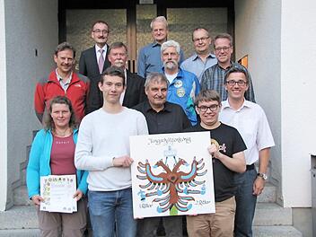 Die Schützengesellschaft Coburg ehrte bei ihrer Mitgliederversammlung die erfolgreichen Teilnehmer bei den oberfränkischen Bezirksmeisterschaften und bei den bayerischen Meisterschaften. Jungschützen zeigen schon mal die Jungschützenkönigsscheibe.  Foto: Martin Koch