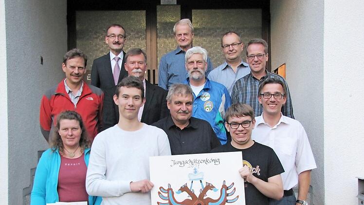 Die Schützengesellschaft Coburg ehrte bei ihrer Mitgliederversammlung die erfolgreichen Teilnehmer bei den oberfränkischen Bezirksmeisterschaften und bei den bayerischen Meisterschaften. Jungschützen zeigen schon mal die Jungschützenkönigsscheibe.  Foto: Martin Koch