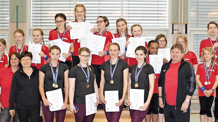 Die erfolgreichen Sportler des RSV Solidarität Reuth mit ihren Übungsleitern  Foto: Mario Schedel
