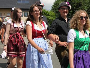 Zahlreiche Vereine nahmen am Umzug teil. Foto: Veronika Schadeck