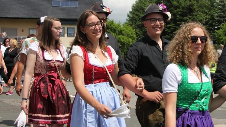 Zahlreiche Vereine nahmen am Umzug teil. Foto: Veronika Schadeck