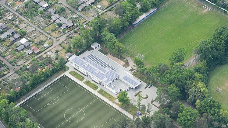 Das Gebäude der TSV-Eintracht-Stiftung macht Ärger: Jetzt hat der Finanzsenat der Stadt den Kauf der beiden Plätze (auf dem Bild unter- und oberhalb des Gebäudes) beschlossen. Damit könnte die Stiftung ihre Verbindlichkeiten bedienen.  Foto: Ronald Rinklef