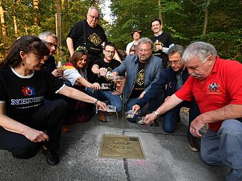 Sie haben den Walk of Beer begossen: Brauerin Astrid Neder-Haub, Oberbürgermeister Uwe Kirschstein, Bierkönigin Miriam Leiner, Tourist-Info-Leiter Nico Cieslar, Biersommelier Markus Raupach, Brauer Christian Schuster, Fritz Hebendanz (kniend von links) sowie Bürgermeister Franz Streit, Genussbotschafter Jürgen Zöbelein und Wirtschaftsförderer Viktor Naumann (stehend von links).  Fotos: Ronald Rinklef