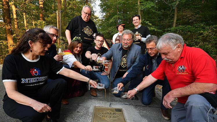 Sie haben den Walk of Beer begossen: Brauerin Astrid Neder-Haub, Oberbürgermeister Uwe Kirschstein, Bierkönigin Miriam Leiner, Tourist-Info-Leiter Nico Cieslar, Biersommelier Markus Raupach, Brauer Christian Schuster, Fritz Hebendanz (kniend von links) sowie Bürgermeister Franz Streit, Genussbotschafter Jürgen Zöbelein und Wirtschaftsförderer Viktor Naumann (stehend von links).  Fotos: Ronald Rinklef