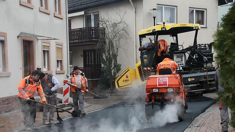 Die Bauarbeiten am Marktplatz lvon Oberthulba iegen im Plan. Derzeit wird asphaltiert.