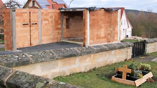 Der Rohbau für die Aussegnungshalle am Friedhof Gereuth steht zum größten Teil. Das Foto zeigt den Blick in Richtung Osten. Zimmerer- und Spenglerarbeiten wurden jetzt im Gesamtwert von 44 200 Euro vom Gemeinderat Untermerzbach vergeben.  Foto: Helmut Will