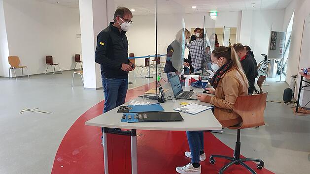 Blick in den Anmeldenbereich des Kulmbacher Impfzentrums .