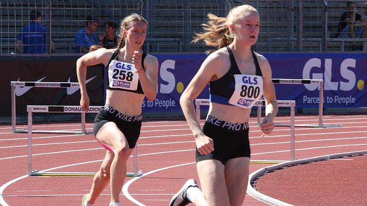 Elisa Eich (hinten / 258) vom TV/DJK Hammelburg verpasste trotz starker Zeit in der Jugend U20 nur ganz knapp das Finale über die 400 Meter Hürden. Foto: Reinhold Nürnberger