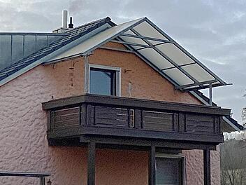 Ein Wohnhaus mit überdachtem Balkon – nach den Satzungsänderungen, die der Gemeinderat veranlasst hat, darf die Gemeinde dem Eigentümer weiterhin entsprechende Gebühren in Rechnung stellen.