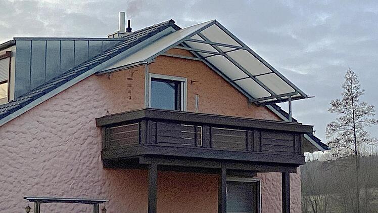 Ein Wohnhaus mit überdachtem Balkon – nach den Satzungsänderungen, die der Gemeinderat veranlasst hat, darf die Gemeinde dem Eigentümer weiterhin entsprechende Gebühren in Rechnung stellen.