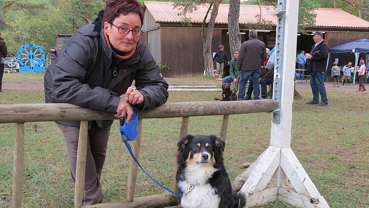 Richterin Karin Möller mit Kamala, einer Mini-Australian-Sheperd-dame.