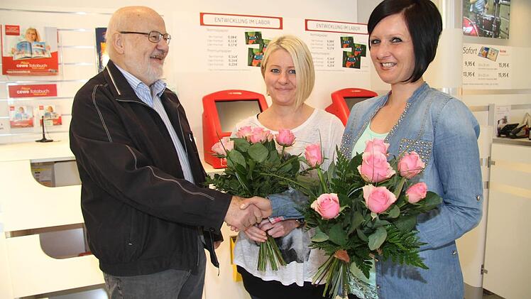 Alois Harbauer mit den beiden dm-Mitarbeiterinnen Diana Hügerich und Heidi Wendlandt. Foto: Sonja Adam