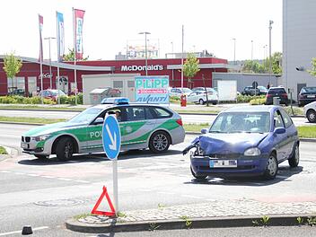 Auf dem Berliner Ring in Bamberg an der Einmündung zur Gutenbergstraße ist es am Mittwochmittag zu einem Unfall gekommen, als ein Paketdienst-Lkw beim Linksabbiegen mit einem entgegenkommenden Pkw zusammenstieß. Foto: Johannes Görz