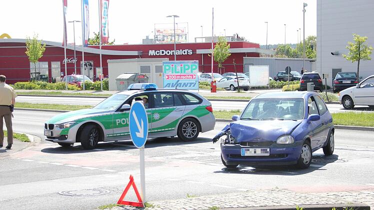 Auf dem Berliner Ring in Bamberg an der Einmündung zur Gutenbergstraße ist es am Mittwochmittag zu einem Unfall gekommen, als ein Paketdienst-Lkw beim Linksabbiegen mit einem entgegenkommenden Pkw zusammenstieß. Foto: Johannes Görz