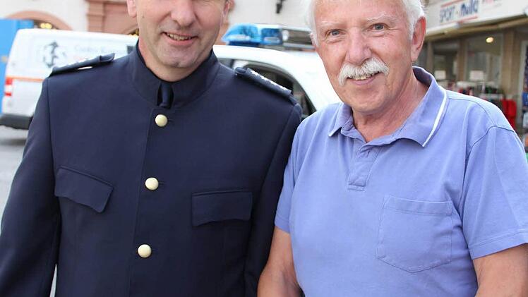 Gerhard Fischer, Bad Kissingen: "Die Uniform eines Polizisten muss strapazierfähig sein", sagt Gerhard Fischer. Der Rentner muss es wissen. Er hat selbst 42 Jahre in einer Polizeiuniform gesteckt. Von der Farbe war er im ersten Moment nicht begeistert, "aber man kann sich daran gewöhnen". Er hat früher den Übergang von Blau auf Grün miterlebt. Wichtig sei vor allem, dass die Kleidung unempfindlich ist, "bei Wind und Wetter". "Sie muss bequem sein und pflegeleicht."