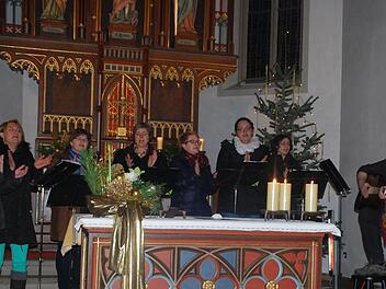 Mit besinnlichen und auch freudigigen Weihnachtsliedern begeisterte die "Gruppe Micha" mit Pia Ziegler, Tanja Fuchs, Helga Nöth, Annette Seehaus-Arnold, Anja Bretscher, Lisa Schmidt, Celine Kubisch und Marion Groten die vielen Zuhörer in der Pfarrkirche in Burghausen.  Foto: Manfred Mellenthin