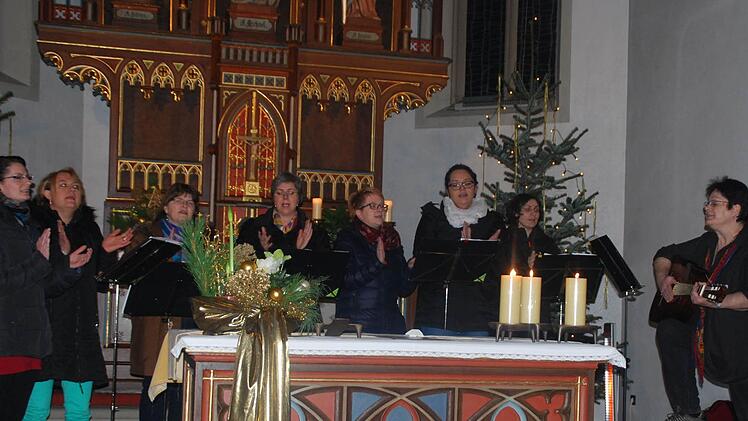 Mit besinnlichen und auch freudigigen Weihnachtsliedern begeisterte die "Gruppe Micha" mit Pia Ziegler, Tanja Fuchs, Helga Nöth, Annette Seehaus-Arnold, Anja Bretscher, Lisa Schmidt, Celine Kubisch und Marion Groten die vielen Zuhörer in der Pfarrkirche in Burghausen.  Foto: Manfred Mellenthin