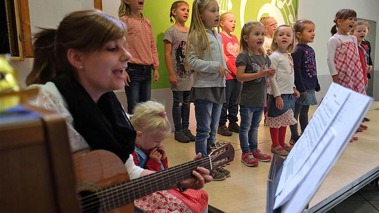 Die jüngeren Westolinos sind mit Chorleiterin Miriam Bogner aufgetreten.  Foto: Gerd Schaar