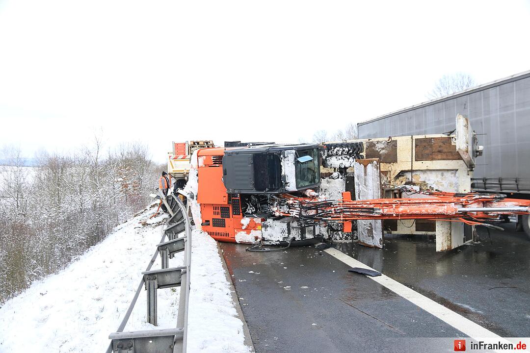 Lkw-Unfall auf A70: Bagger kippt auf Fahrbahn