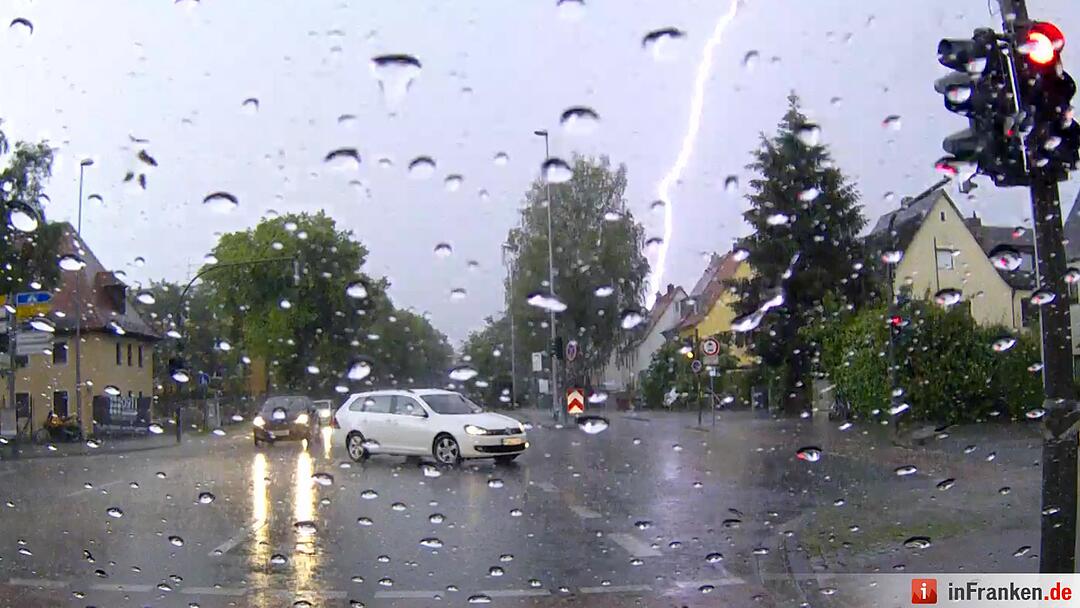 Unwetter in Mittelfranken: Überschwemmung, Blitzschlag, Straßenschäden