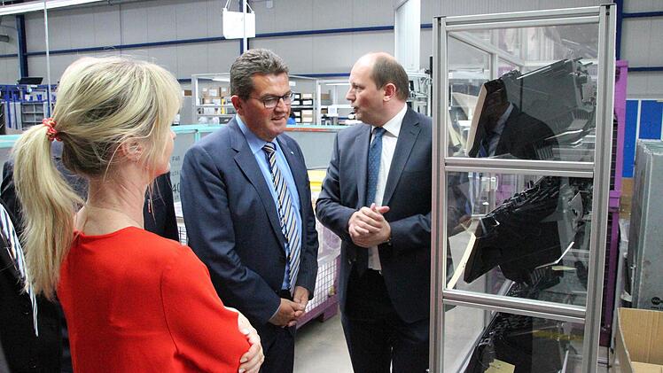 Wolfgang Beer (rechts) zeigte Staatssekretär Pschierer die Kunststoffteile, die für die Automobilindustrie hergestellt werden.  Foto: Friedwald Schedel