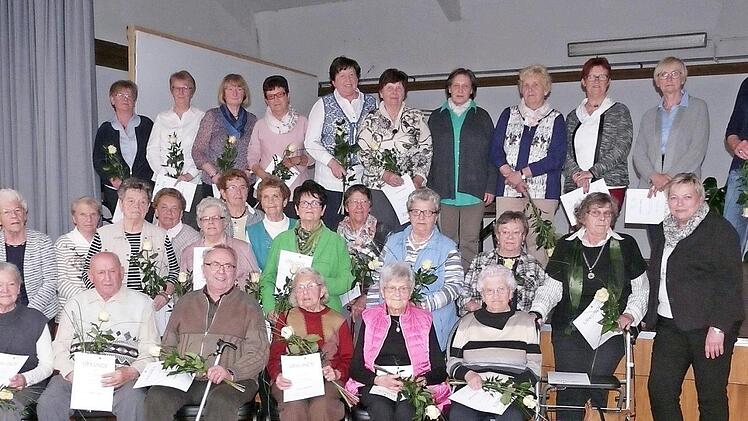 Zahlreiche Mitglieder halten seit 35 Jahren, also seit der Wiederbelebung 1982 des Marienverein Meeder, die Treue.