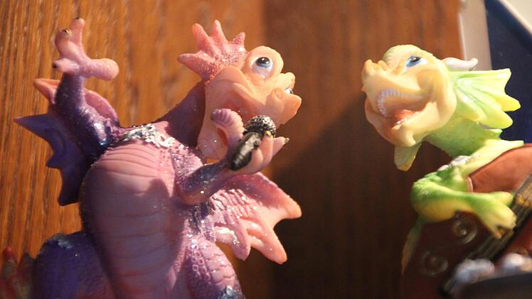 Erinnern ein bisschen an die Opas aus der Muppet-Show: Diese beiden musizierenden Drachen sind vielleicht ein wenig kitschig, aber auch sie haben bei Graf Karl zu Castell-Rüdenhausen ein Bleiberecht bekommen.