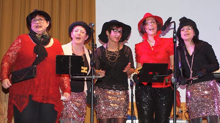 Die fünf Weiber mit der fliegenden Hitz‘ in Person von Christine Dinkel, Sabine Göbel, Melanie Franke, Manuela Fischer und Verena Voll (von links) befassten sich gesanglich auf lustige Art mit den verschiedensten Alltagsproblemen.  Fotos: Alfred Thieteh