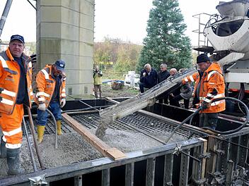 Während die Arbeiter der Firma Raab das Fundament betonierten, hatten Bürgermeister German Hacker, Herzo-Werke-Geschäftsführer Jürgen Bauer und technischer Leiter Dietmar Klenk (neben der Rinne v. l.) Zeit für eine Fachsimpelei.     Foto: Richard Sänger