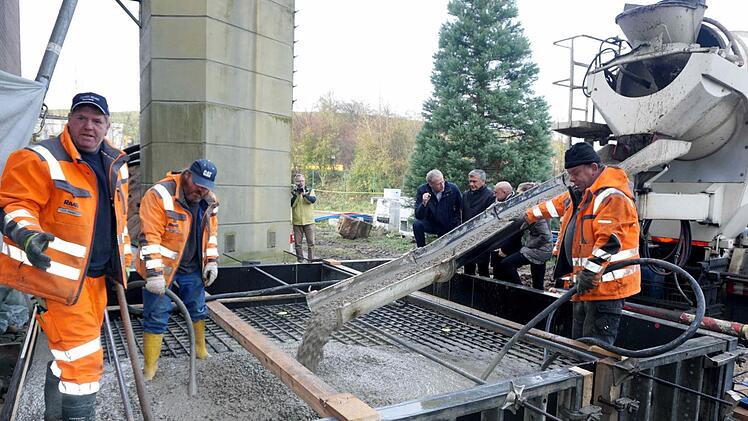 Während die Arbeiter der Firma Raab das Fundament betonierten, hatten Bürgermeister German Hacker, Herzo-Werke-Geschäftsführer Jürgen Bauer und technischer Leiter Dietmar Klenk (neben der Rinne v. l.) Zeit für eine Fachsimpelei.     Foto: Richard Sänger