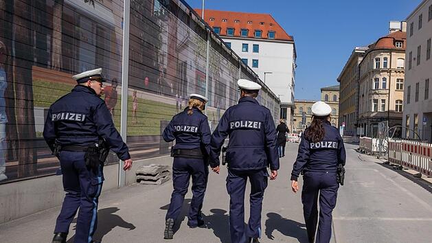 Die Polizei hat in Lauf und Umgebung am Samstag zahlreiche Verst&ouml;&szlig;e gegen die in Bayern geltenden Ausgangsbeschr&auml;nkungen festgestellt. Symbolfoto:   Peter Kneffel/dpa