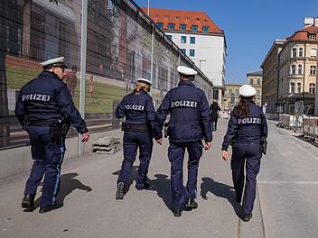Die Polizei hat in Lauf und Umgebung am Samstag zahlreiche Verstöße gegen die in Bayern geltenden Ausgangsbeschränkungen festgestellt. Symbolfoto:   Peter Kneffel/dpa
